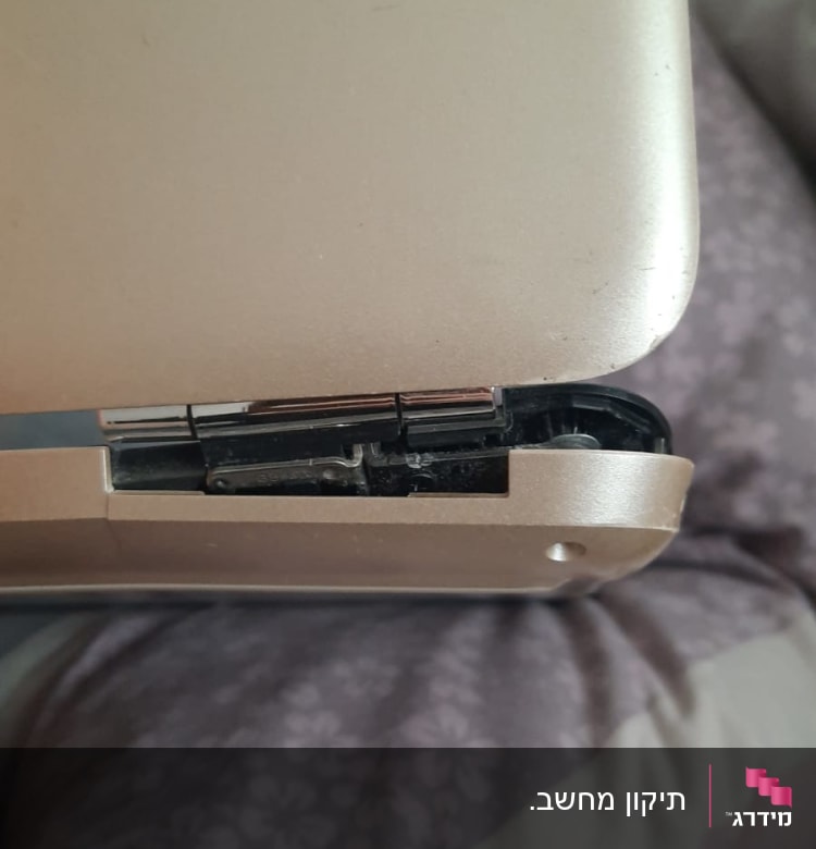 חלק עליון של מחשב נייד עם ציר שבור